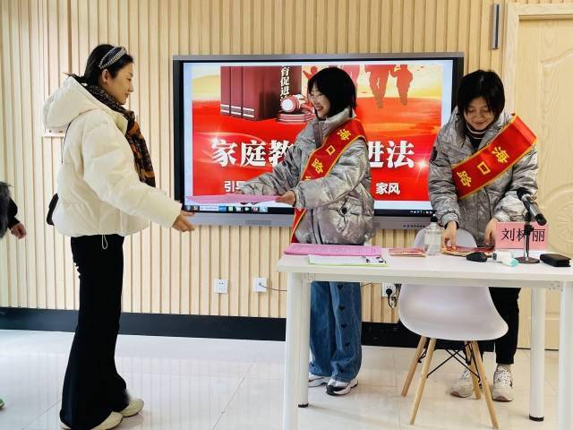 机关干部|青岛胶州：“走街串巷”宣传《家庭教育促进法》