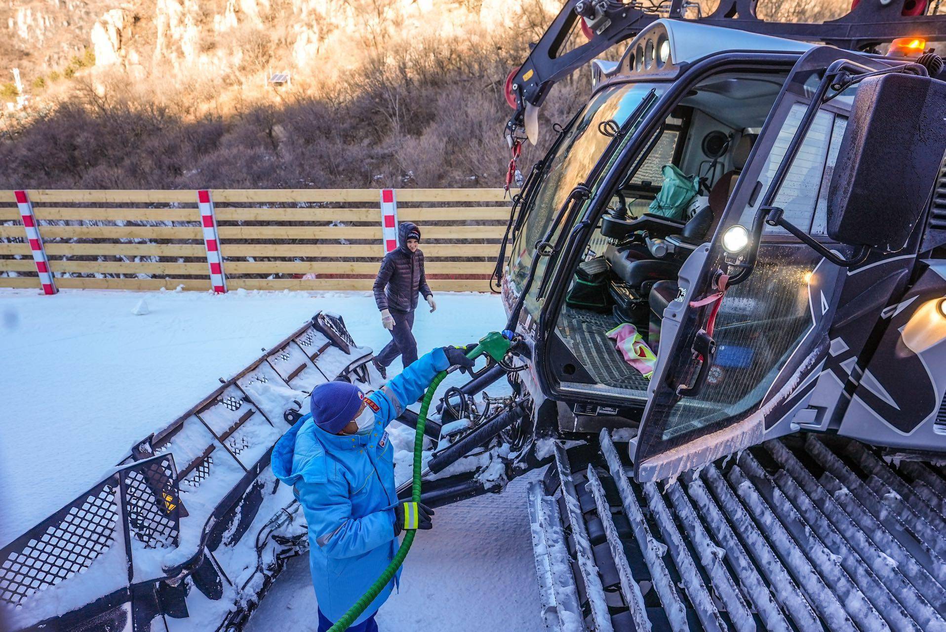 服务|凌晨两点还为压雪车加油，他们仨已驻守小海陀778天