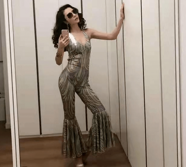 熊黛林结婚后更大胆了,穿挂脖连体衣自拍,被网友指"野性十足"