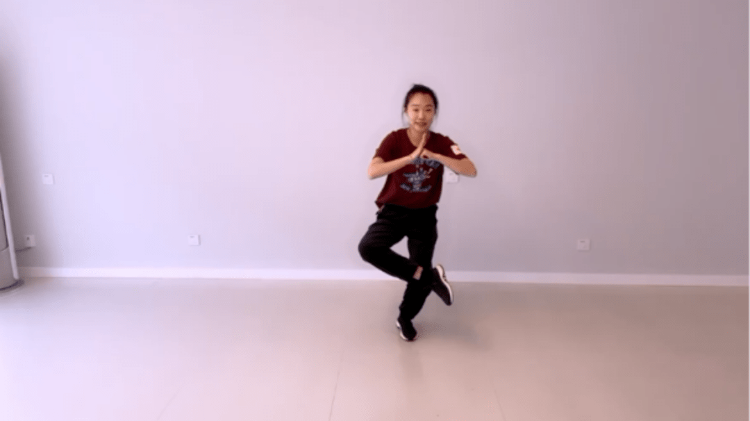 并带来学员对恰恰步,曼巴步,定轴转,摇摆步和爵士盒步等舞步进行练习