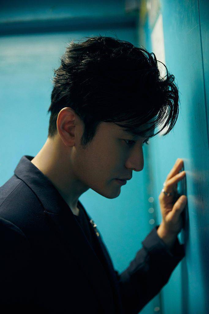 黄晓明亮相2021金鸡奖闭幕式并担任主持西装造型绅士儒雅