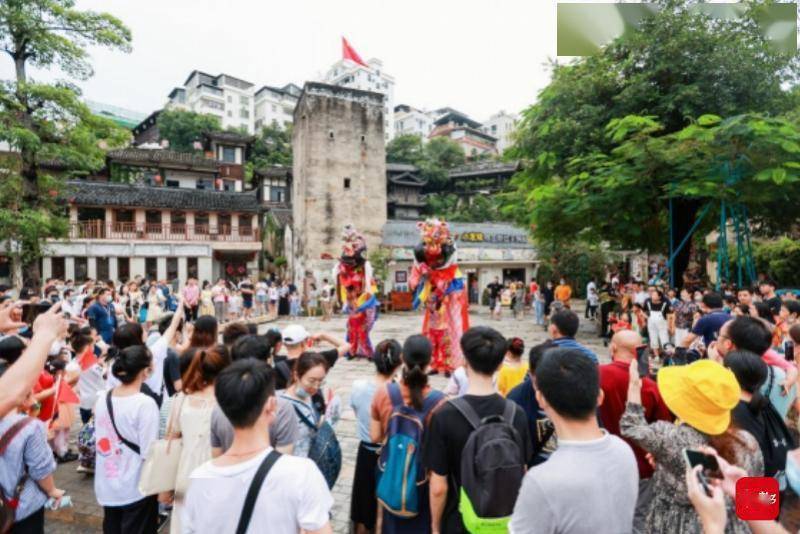 氛围|甘坑古镇主街将定时“飘雪” 小凉帽灯笼节”等你来打卡