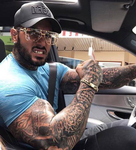 甚至并不被人看好,也不是社会的主流,纹身在之前,总是会出现在小混混