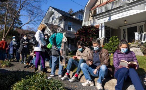 美国居民为做核酸检测等候数小时没开门就排队队伍达上千米