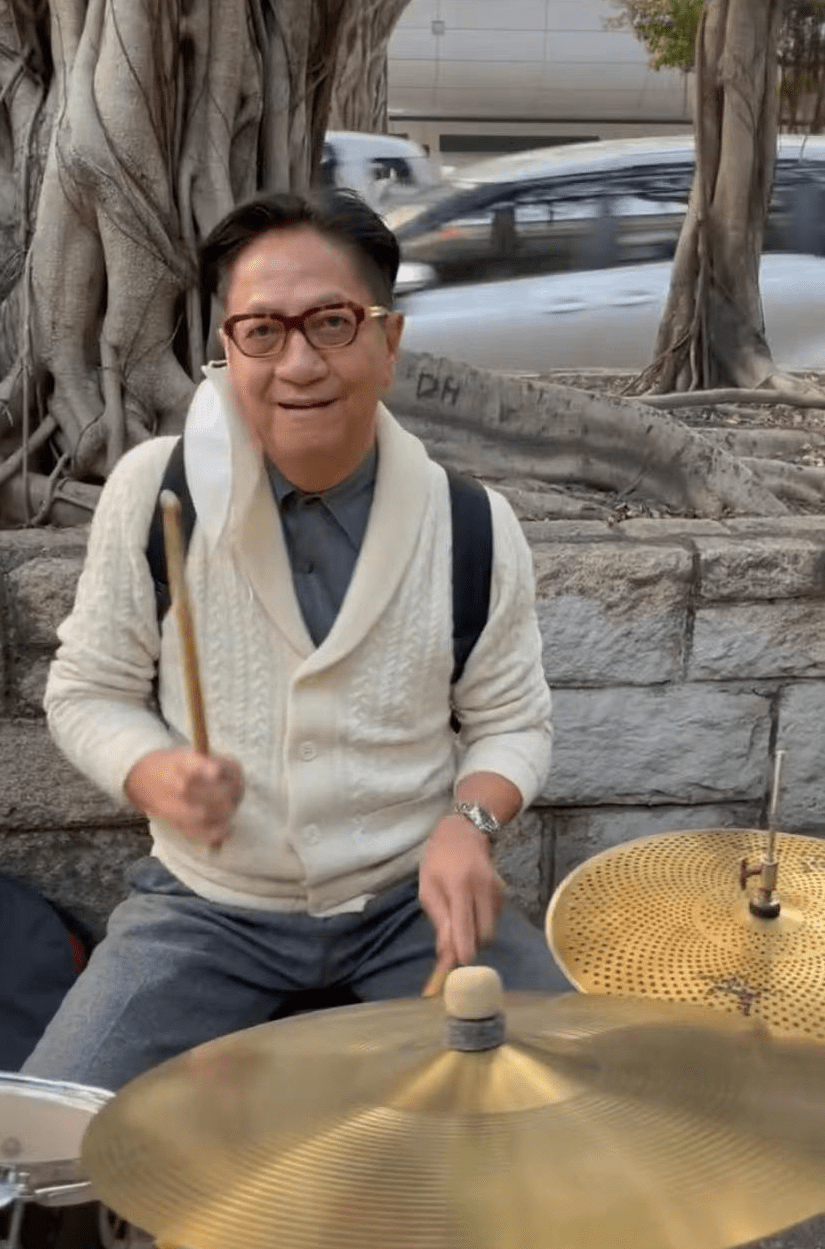 坐树下背包随地放,鲜有人围观接地气_陈友_生活_妻子