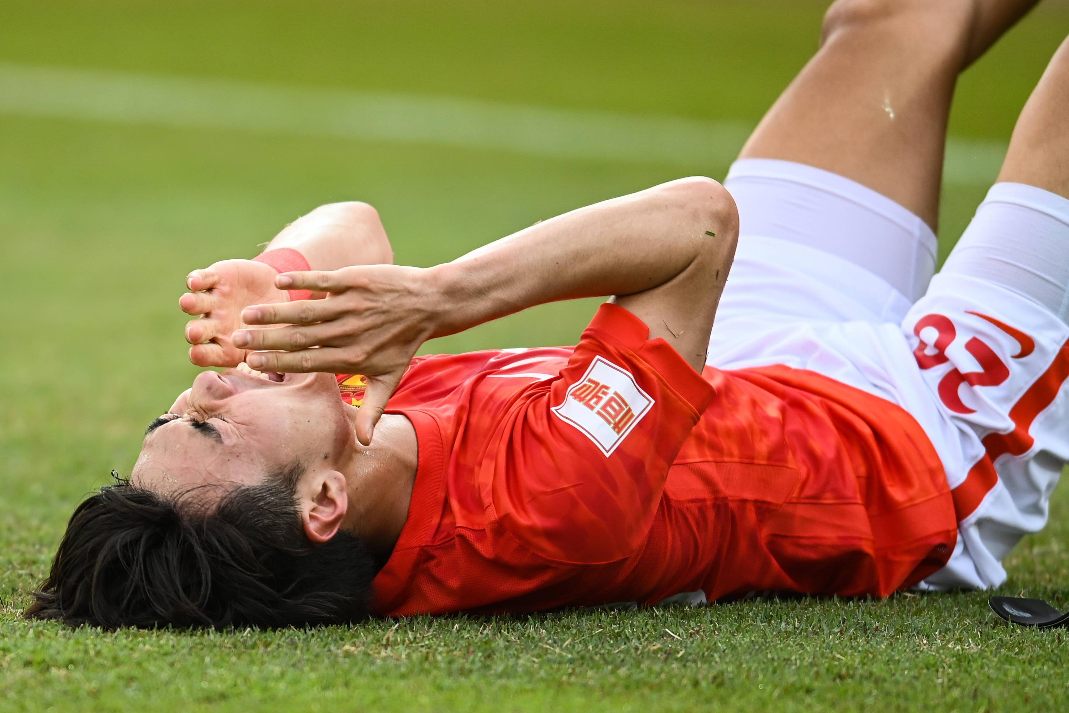 新华社照片,广州,2022年1月1日1月1日,广州队球员凌杰在进球后腿部