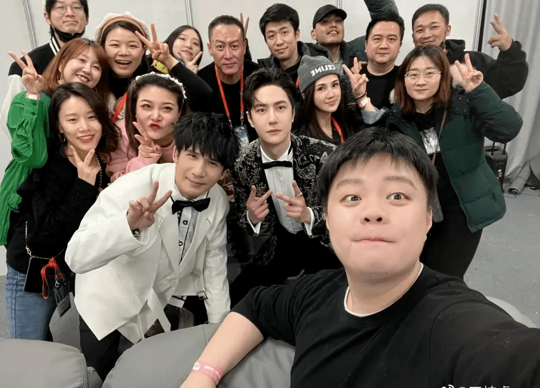 《天天向上》节目组导演也在微博上晒出了跨年晚会后台的合照.