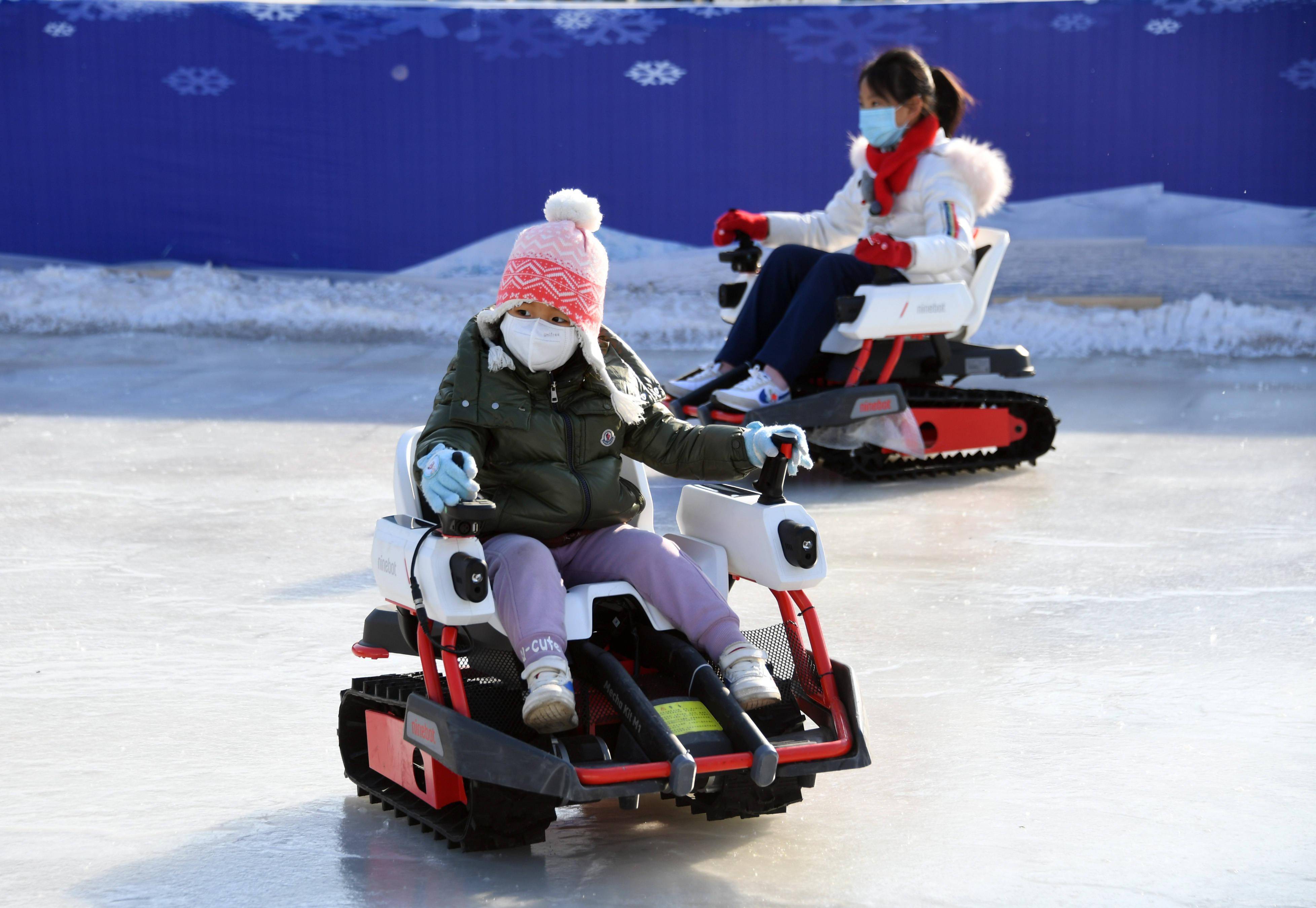 社记者 任超 摄1月1日,游客在第七届北京欢乐水魔方冰雪嘉年华玩冰车