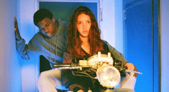 周口|徐峥新片登顶《不要抬头》上榜 一周口碑电影盘点