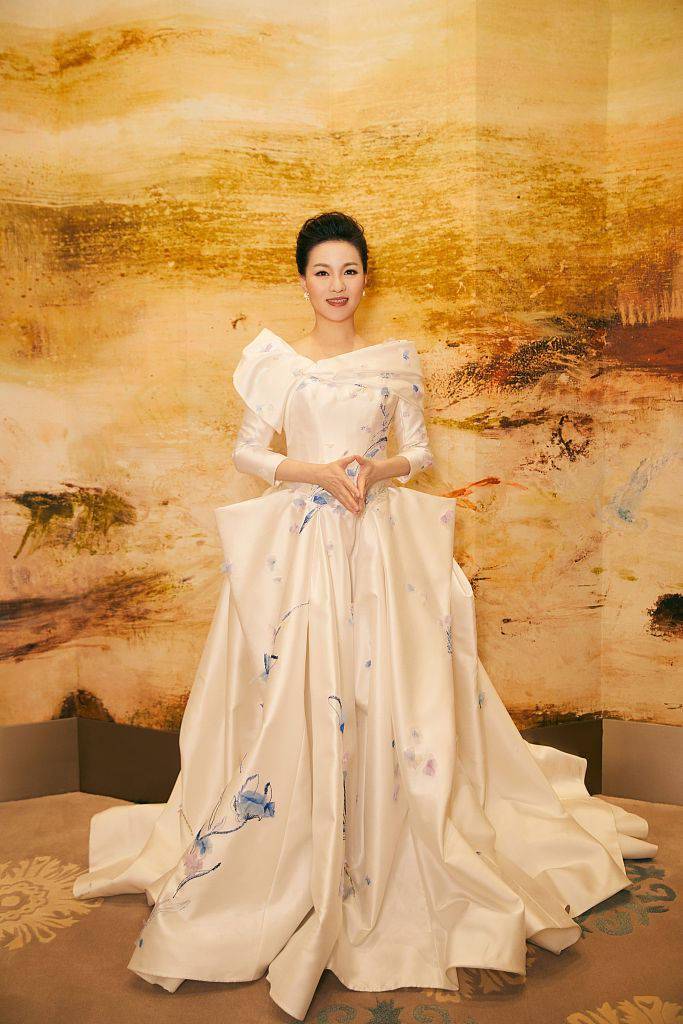 雷佳亮相2021金鸡奖着水墨印花蓬蓬裙演绎华美大片