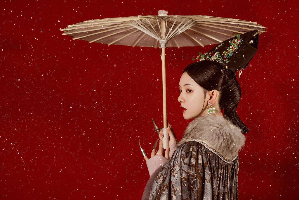 陈瑶冬日红墙清宫大片变古风美人亭亭玉立雪中撑伞深情凝望