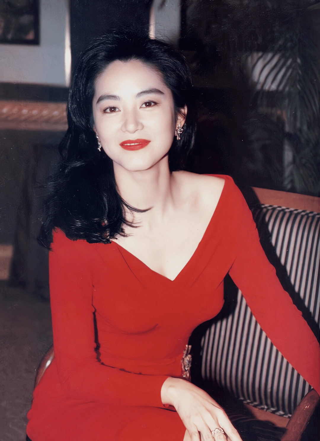 黑发一出道就“碰瓷”张柏芝的95年小花，凭什么成为新一代内娱颜霸？！