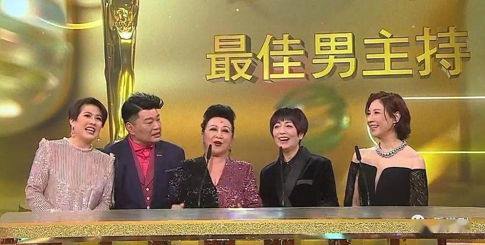 台庆颁奖礼2021李思捷陈贝儿膺最佳男女主持莲辉cp获最受欢迎电视拍档