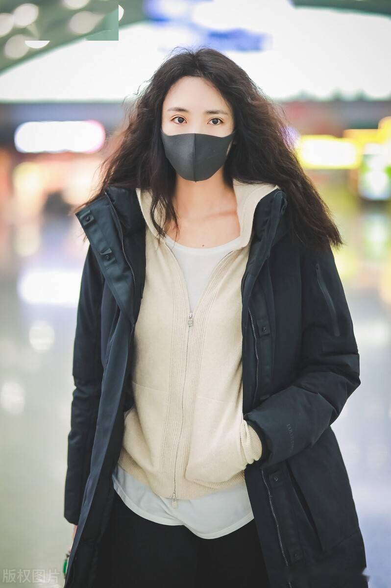 街拍:王紫璇一袭黑色长款绒服搭阔腿裤长发飘逸似仙女_成都_机场