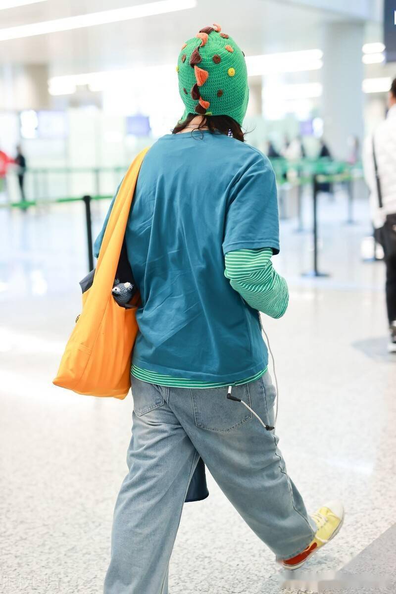 街拍:窦靖童小恐龙针织帽造型现身机场穿搭独特个性酷飒_窦靖童_酷飒