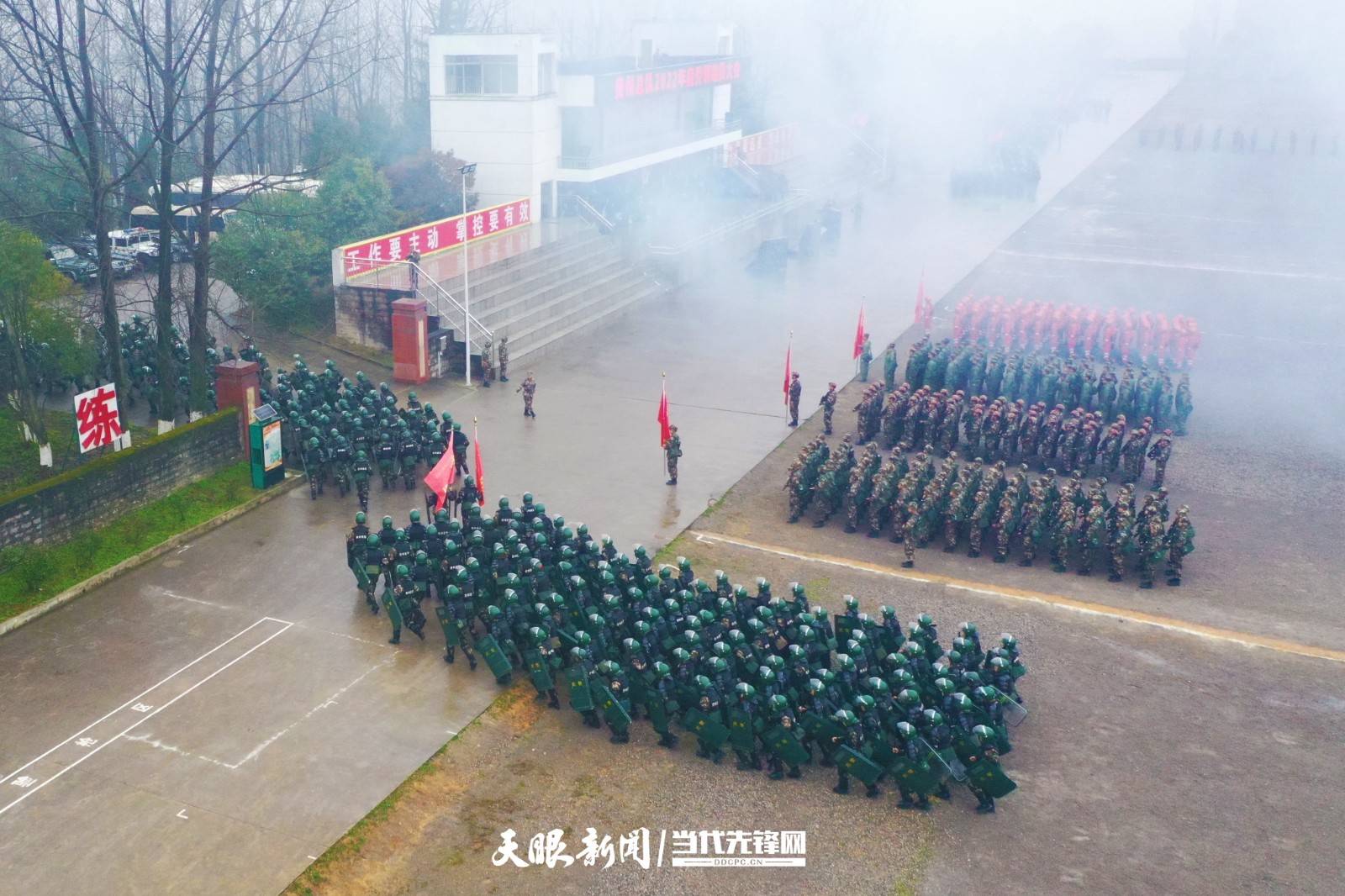 贵州武警开启新兵适应性训练_动作_队列_作风