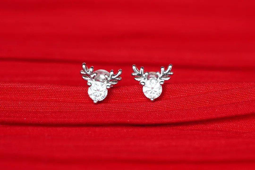 项链严选 | 新年好礼！?比钻石闪耀的莫桑钻项链+耳钉，?1克拉不到300块，再送1克拉?戒指