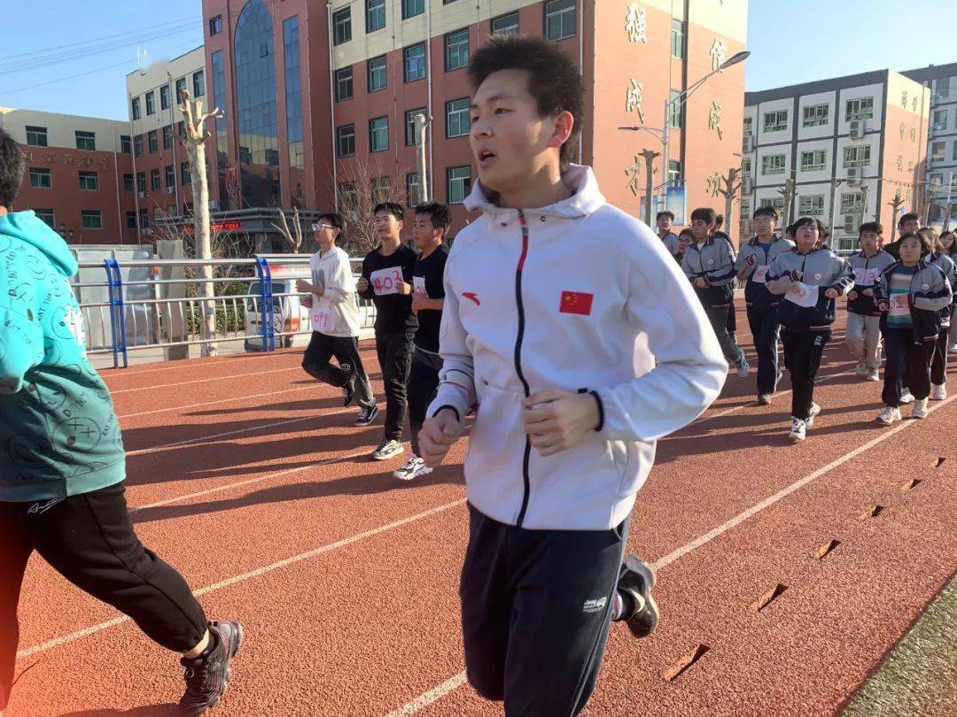 操场跑道磨利剑半马沙场试锋芒高阳中学举办高二年级半程马拉松活动