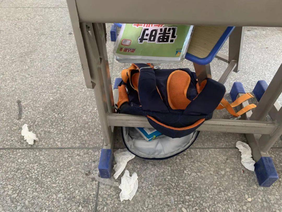 《一线带班》之抓三小招_抽屉_书包_作业本