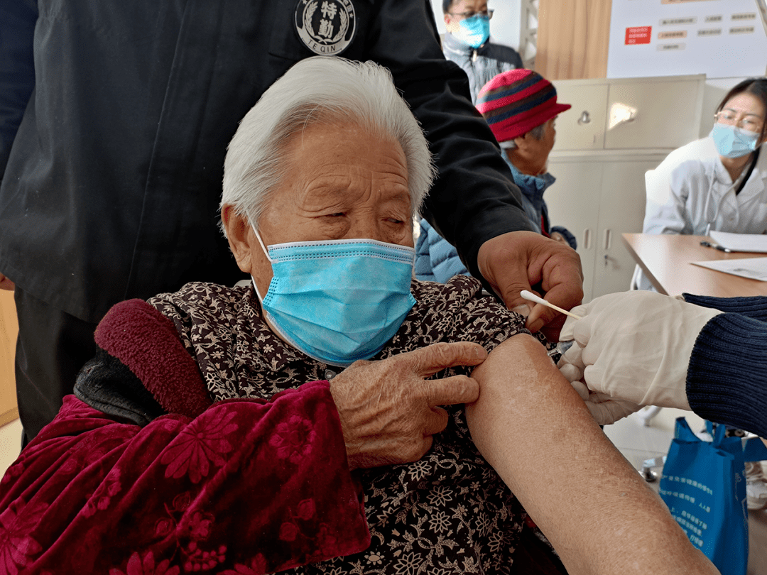 密云镇全力推进60岁以上老人新冠疫苗接种工作