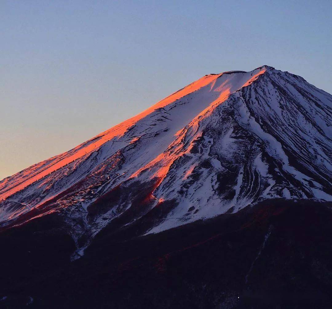 日本人与富士山:对富士山的恐惧,为何转化为禁欲者的山岳信仰?