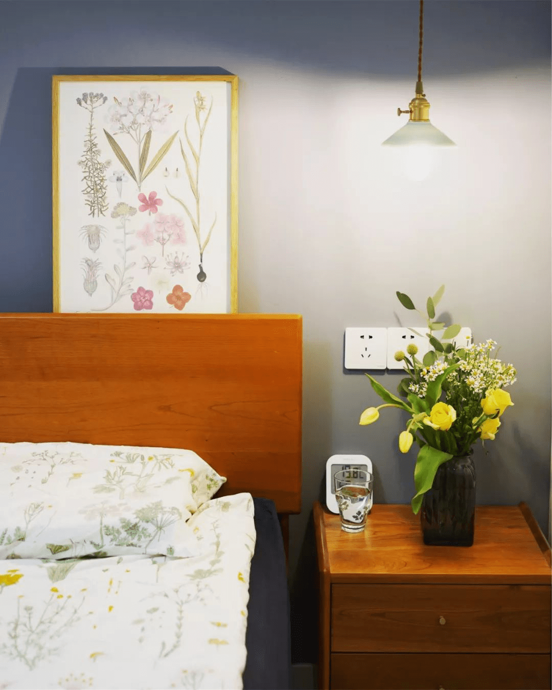 怎么装饰自己的床头柜 cff0422ba9cf49c2854137194639fafa.png