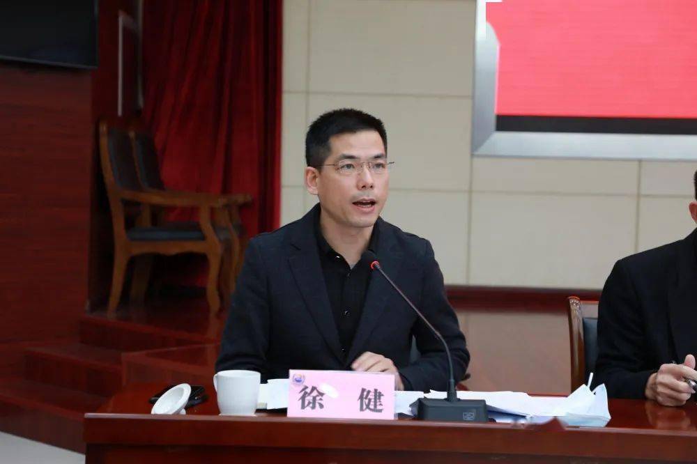 市委教育工委书记,市教育局局长杨志刚主持会议并讲话.