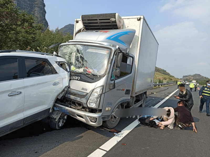 方向k130 700处(距柳城东收费站约12公里)发生一起货车与小车追尾事故