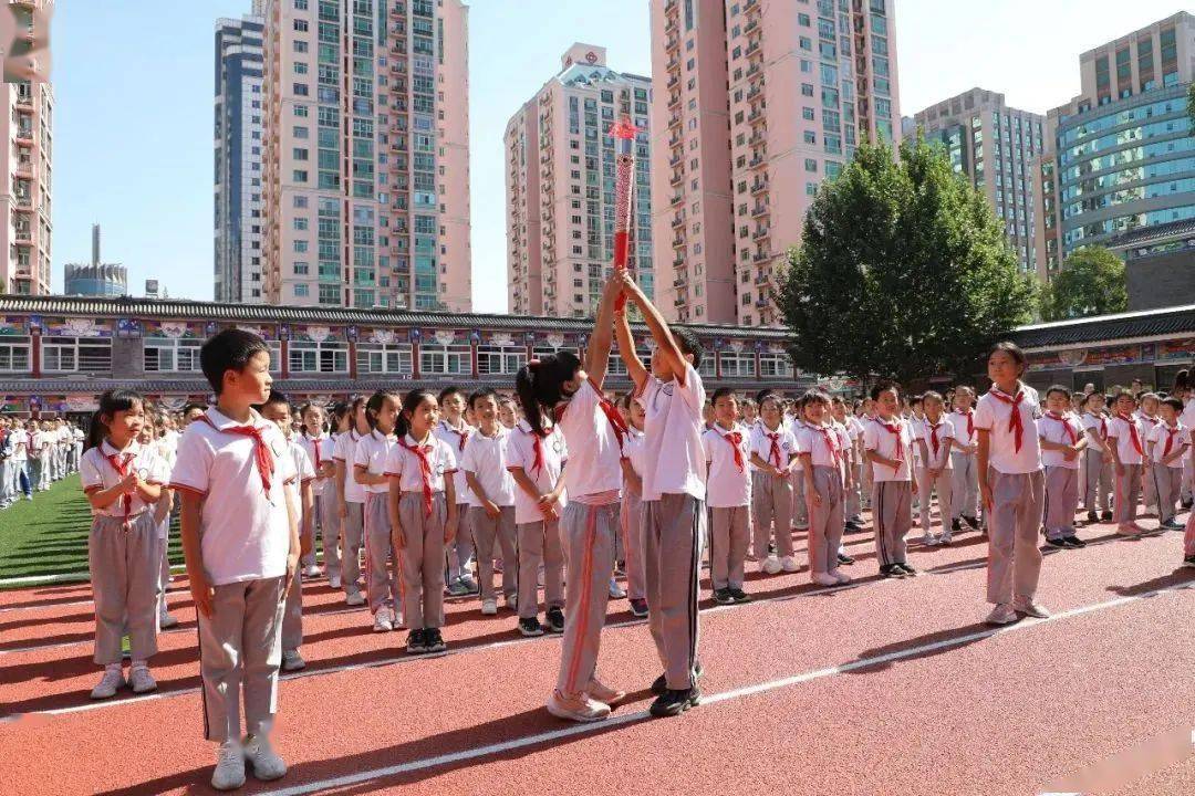 小學原創歌曲 《相約冰雪》中國人民大學附屬小學大家都把手牽起來,一