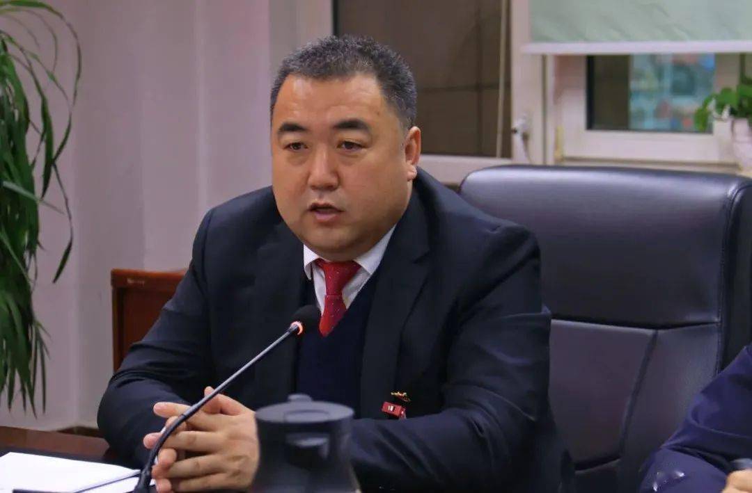 1月6日上午和下午,扎赉特旗委书记孙兴宇来到第一代表团,第二代表团和