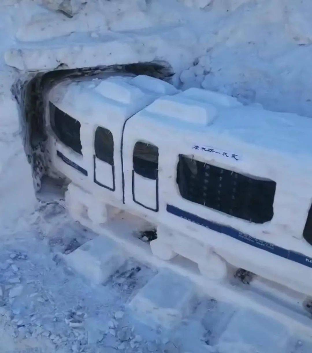 这次雪雕很成功,经过的人都会合影留念,啥时候自己也坐一次真的和谐号