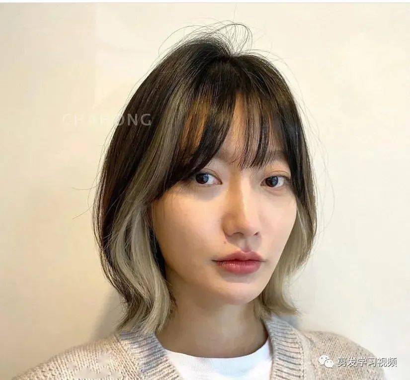 起来平平无奇但是非常独特又看点,还是刘海染跟挂耳染,相比于全头染发