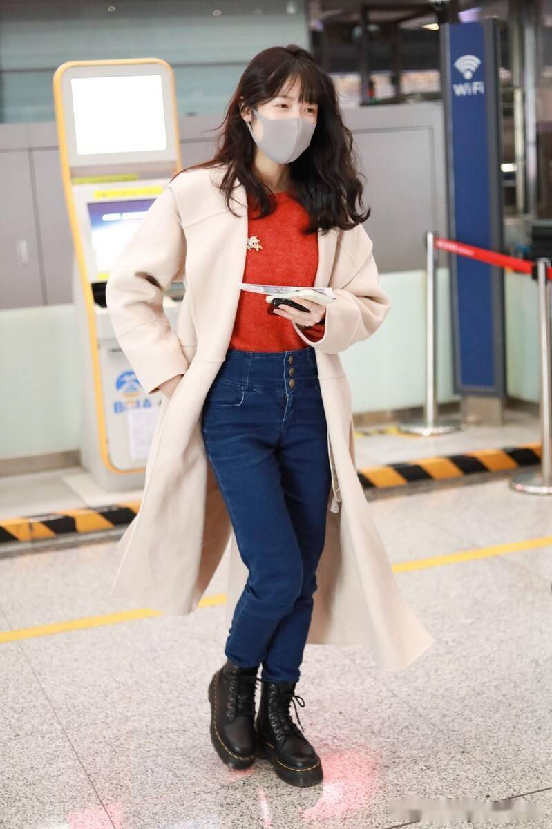 街拍:徐娇身穿米色毛呢大衣搭牛仔裤清纯甜美气质好_长江_金像奖_电影