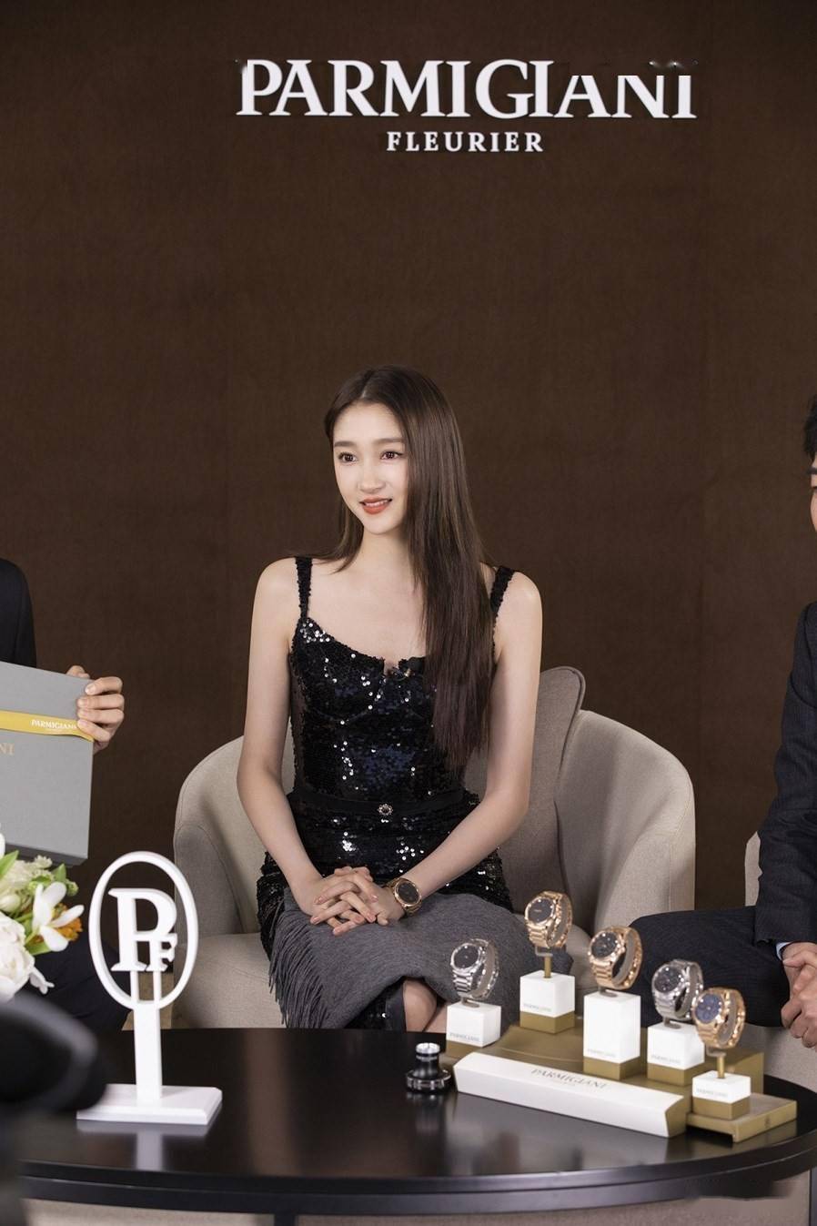 演员关晓彤佩戴parmigiani帕玛强尼tondapf微型摆陀腕表