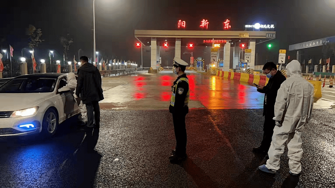 富池中队在上巢湖高速口卡口疫情防控执勤王英中队在三溪高速路口进行
