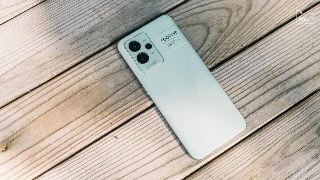 产品|真我 GT 2 Pro 体验：新骁龙 8，2K 柔性直屏，真我的高端旗舰成了？