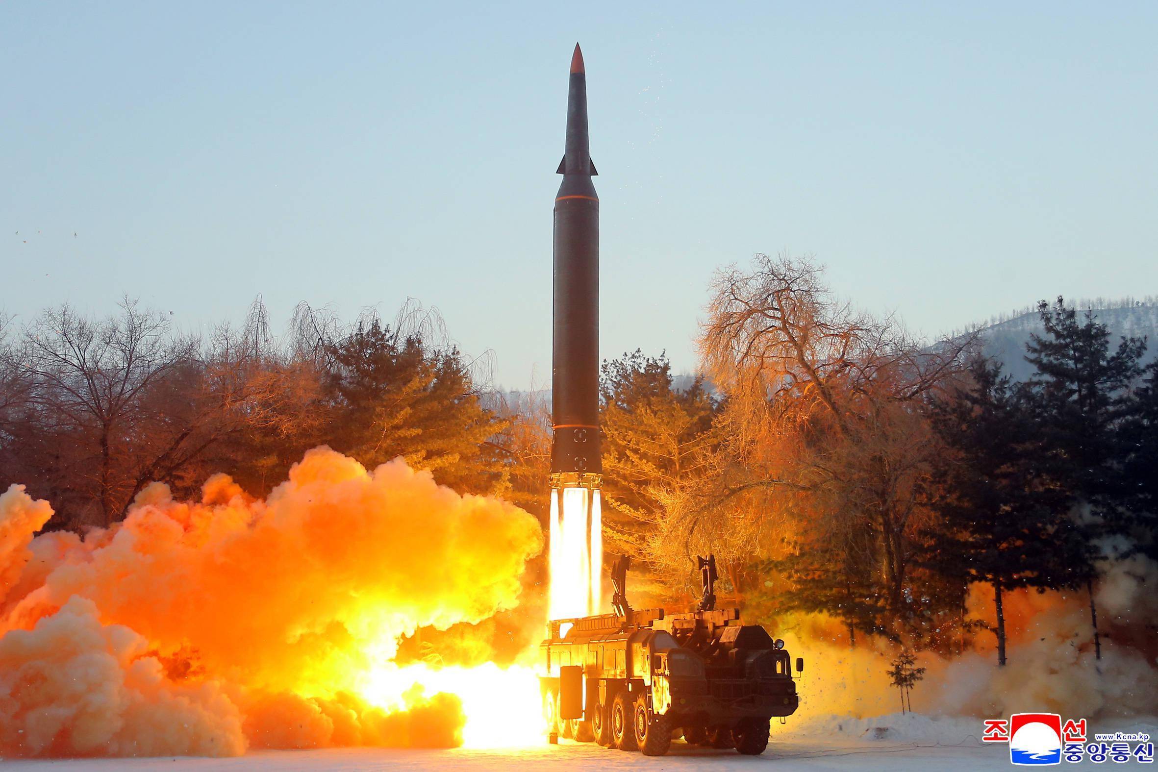 朝鲜成功试射新型导弹图片
