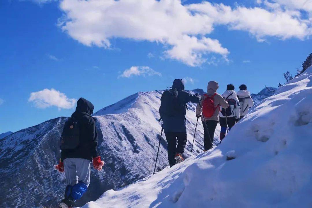 走出家門就爬爬雪山心情好的時候就在家裡看看雪山天氣好的時候但成都