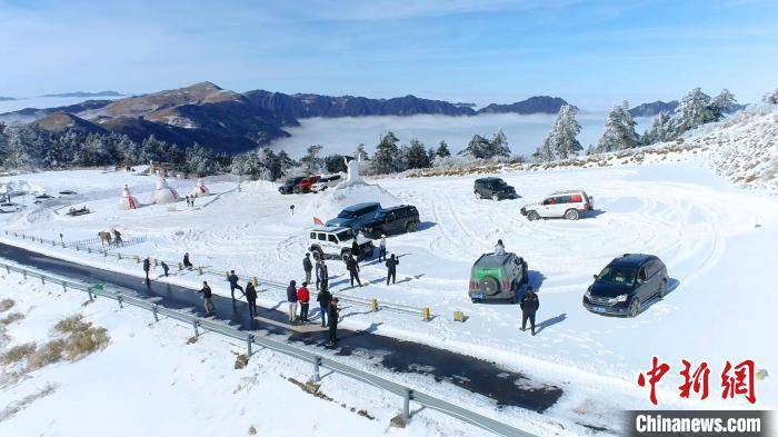 雪山|湖北神农架：云海流淌雪山间