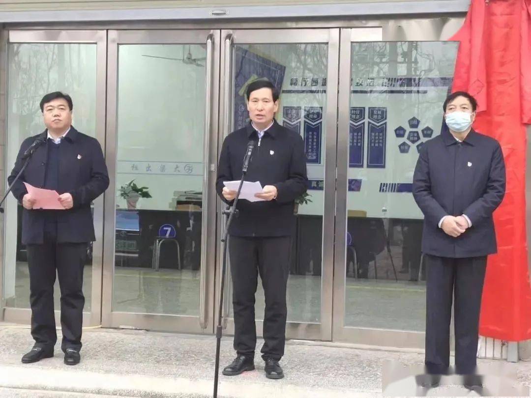 市见义勇为协会理事长曹法英,市见义勇为协会常务副理事长郑西乾,市