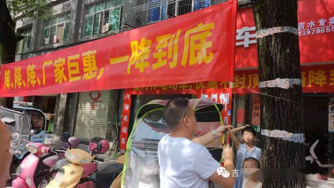 横幅,发传单这家店铺设拱门,贴广告商家们都想"赶点"好好宣传春节即将