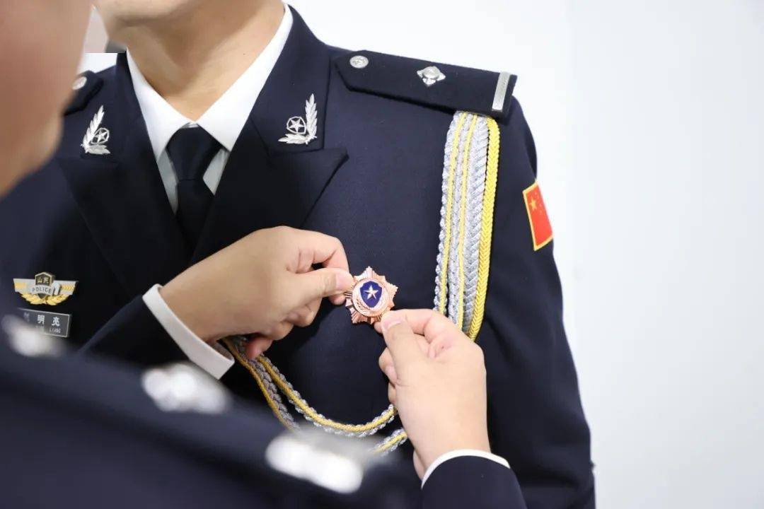 警察礼服徽章图片