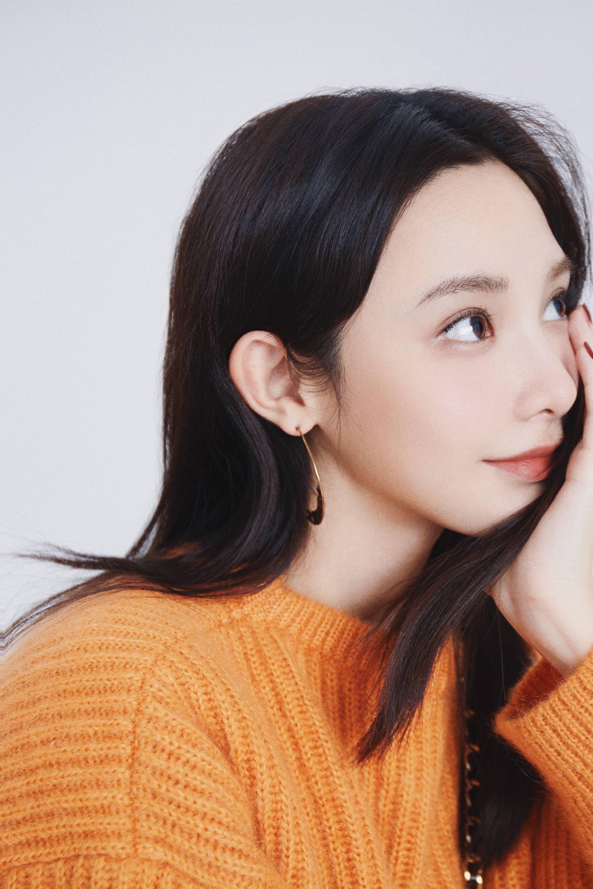 彭小苒"心想事橙"开年写真 温暖可爱事事"橙"心跨年