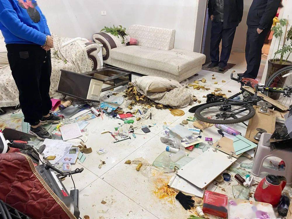 长治夫妇吵架男子点燃沙发