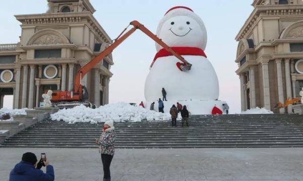 嘴角|18.5米高大雪人在这里落成！还不快来打卡