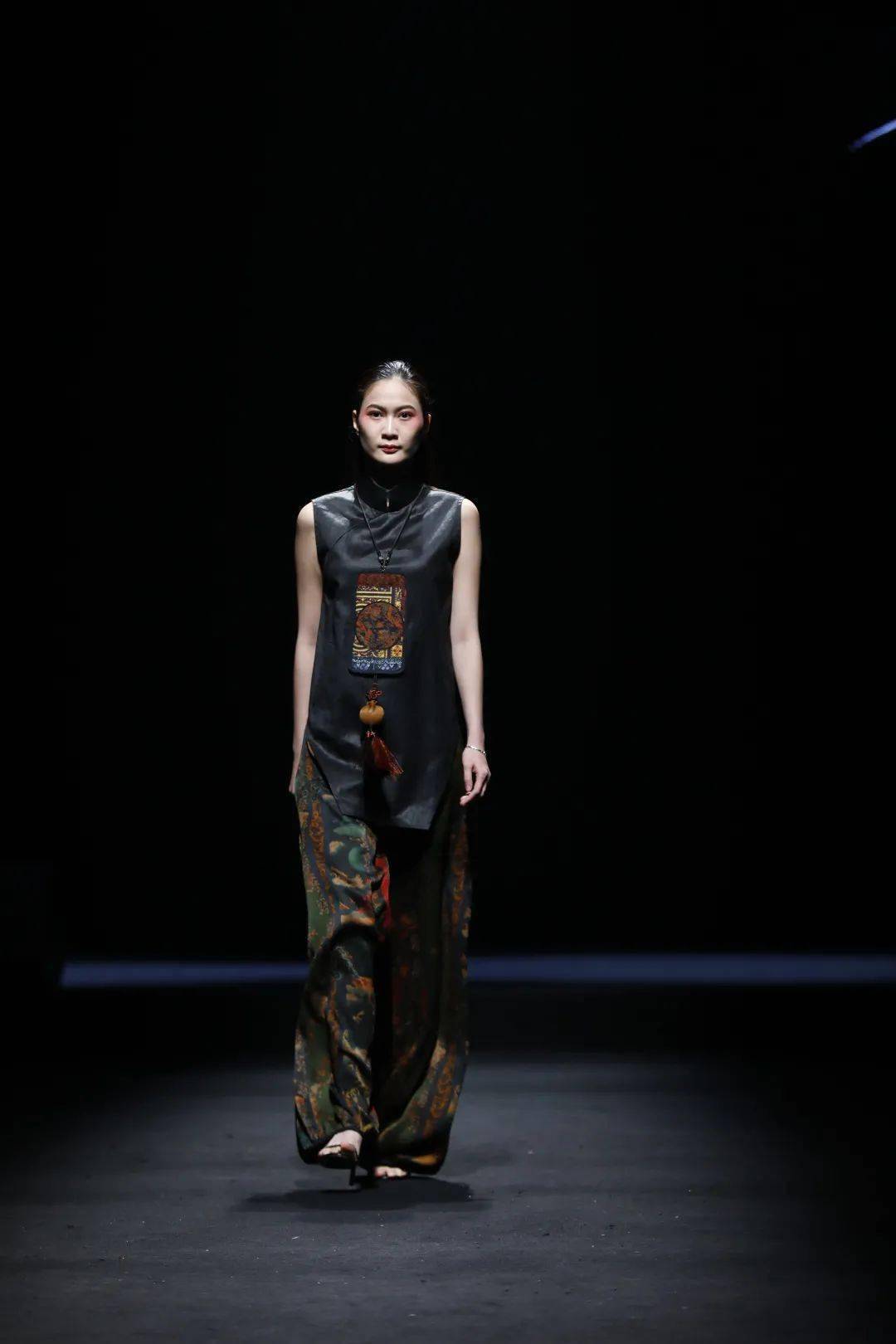 非遗时尚 | 与美同行焕发时代新彩!_文化_面料_时装设计师