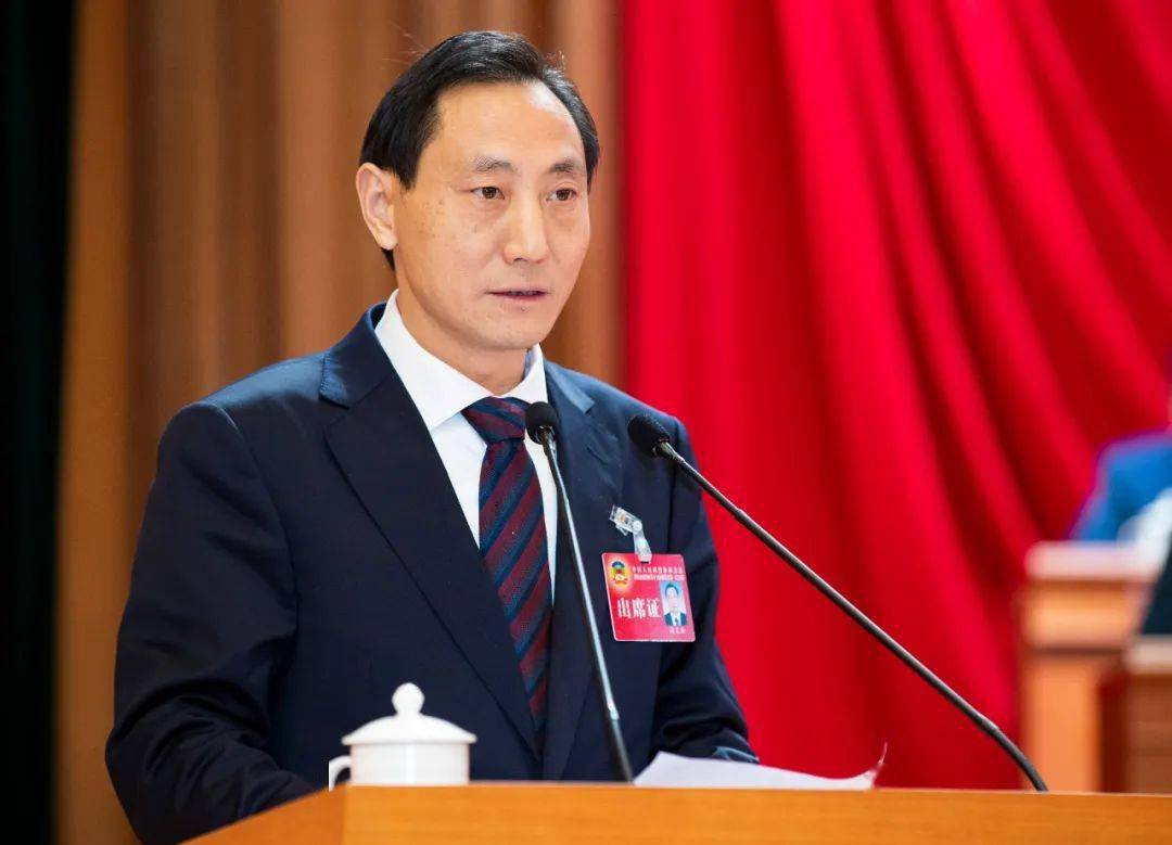 上午9点,毛朝银宣布大会开幕,全体起立,高唱《中华人民共和国国歌》.