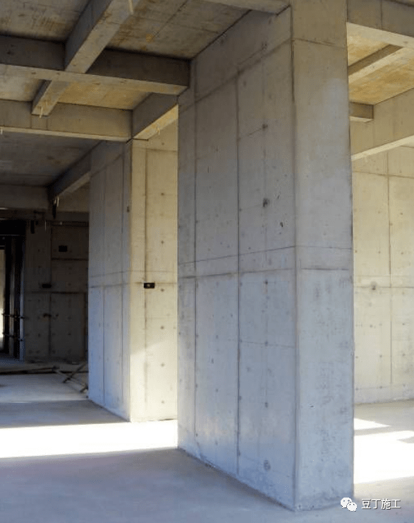 剪力墙混凝土结构内实外光,表面平整梁,柱棱角分明,线条顺直梁,柱混