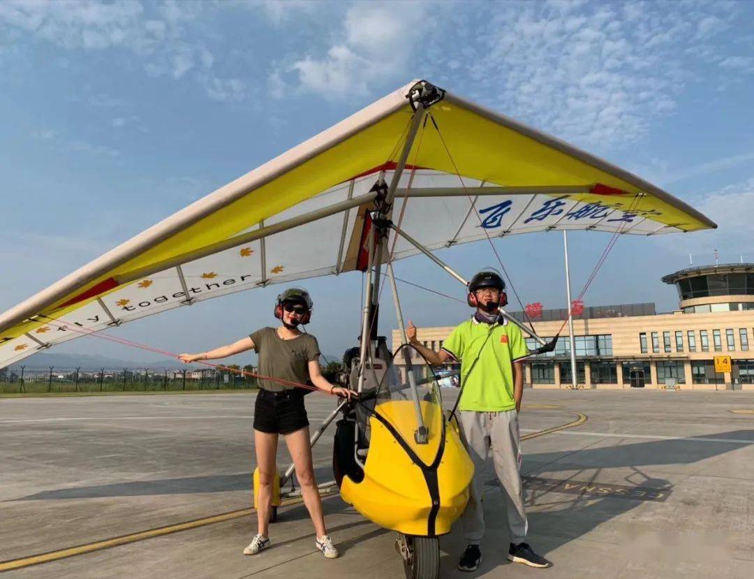 航空運動中,有一類帶動力的三角翼滑翔機,簡稱動力三角翼.