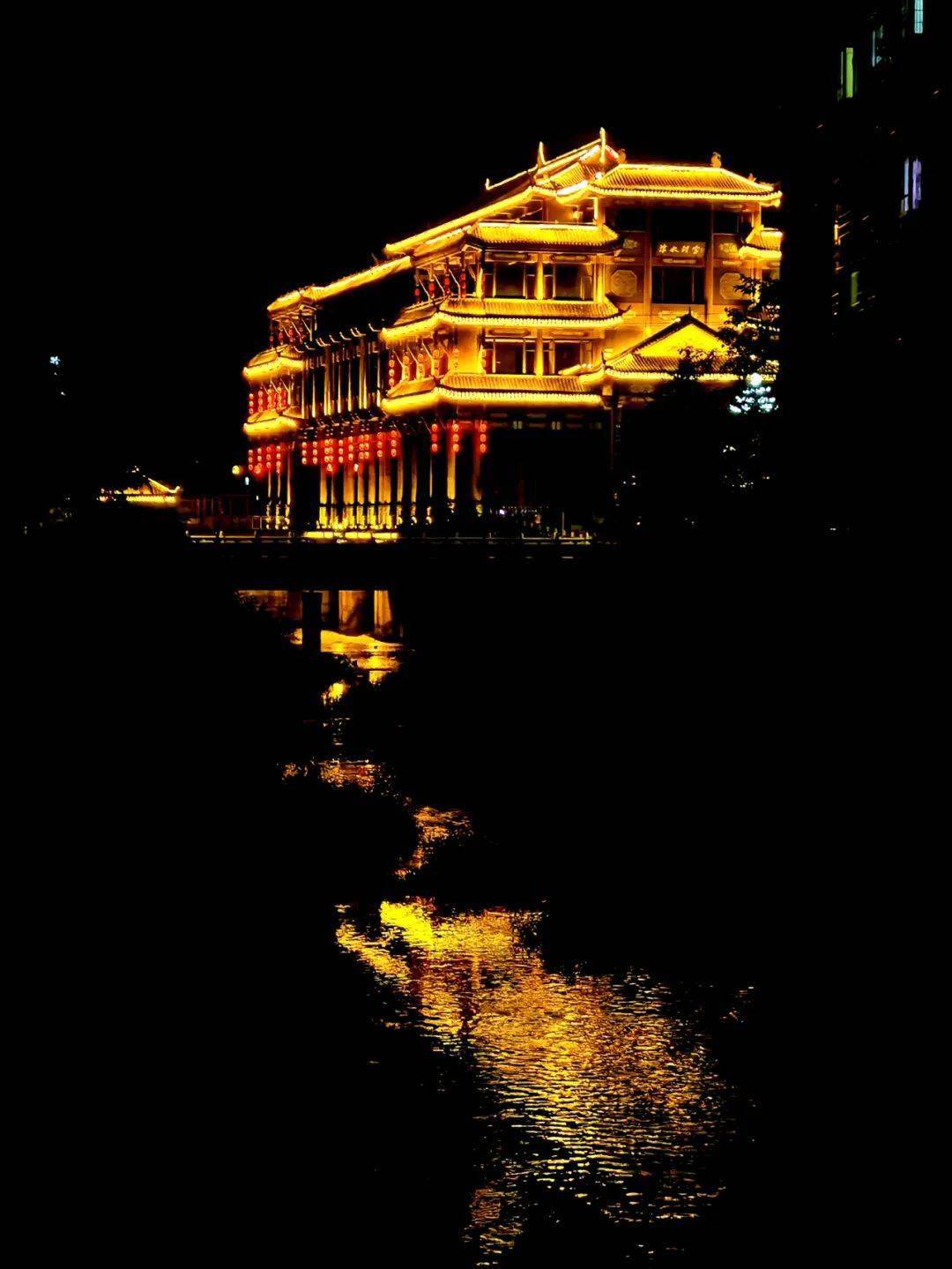 图组视频沙湾夜景用光影轮廓描绘出幸福的形状